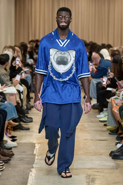Look 16